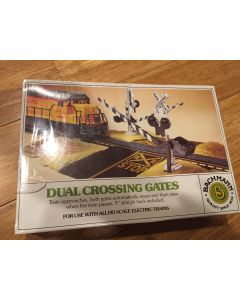 46220 Bachmann Vintage HO Scale Dual Crossing Gates w/Track  New/Old Stock