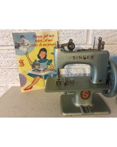 ***Sorry Sold*** RARE VINTAGE ORIGINAL FRENCH SINGER 20-10 CHILDS SEWING MACHINE TOY w box C1950
